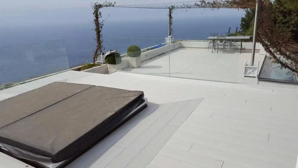 Montaggio decking bordo piscina